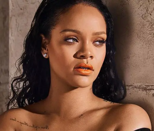 Rihanna incendia las  redes sociales con su conjunto de lencera.